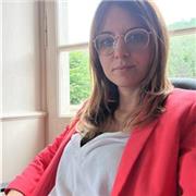 Psicologa e docente di psicologia impartisce lezioni per studenti del liceo e dell’università